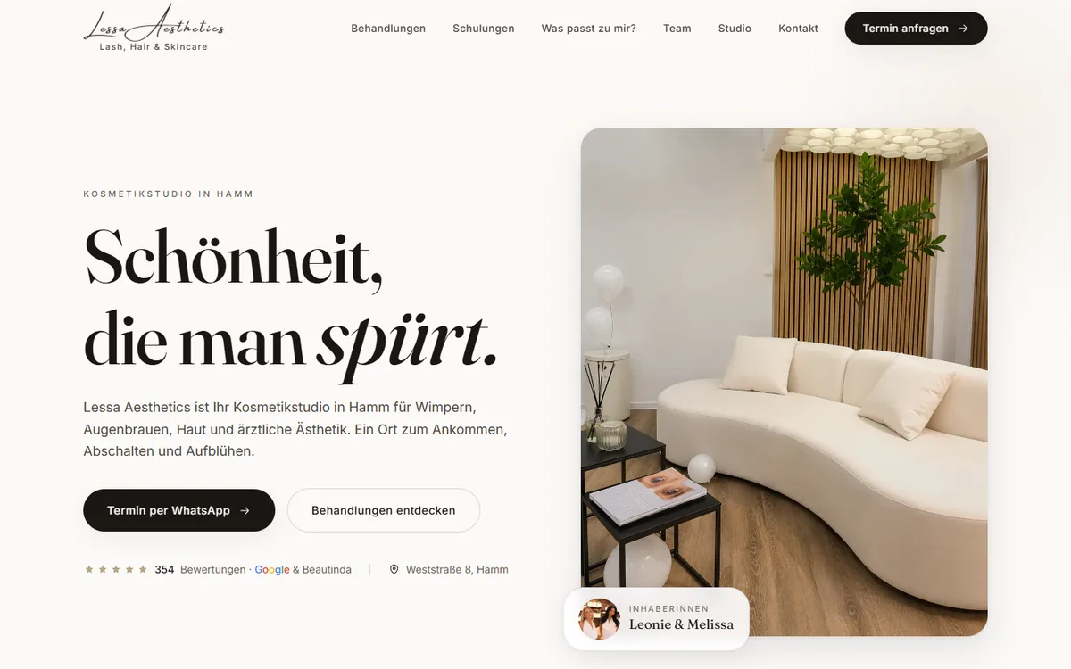Website eines Kosmetikstudios, Startseite mit Blick in den Behandlungsraum